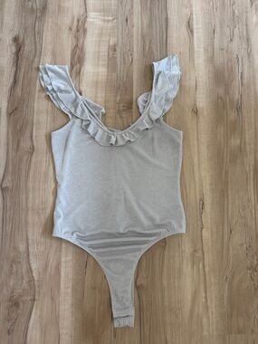Leith Women’s Ruffled One-Piece Bodysuit in Light Gray size small